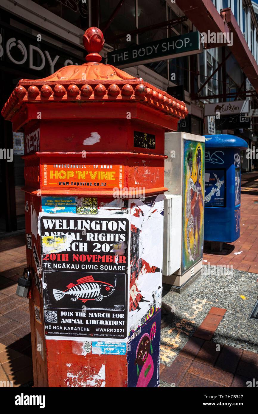 Caselle postali con poster, Wellington, Isola del Nord, Nuova Zelanda Foto Stock