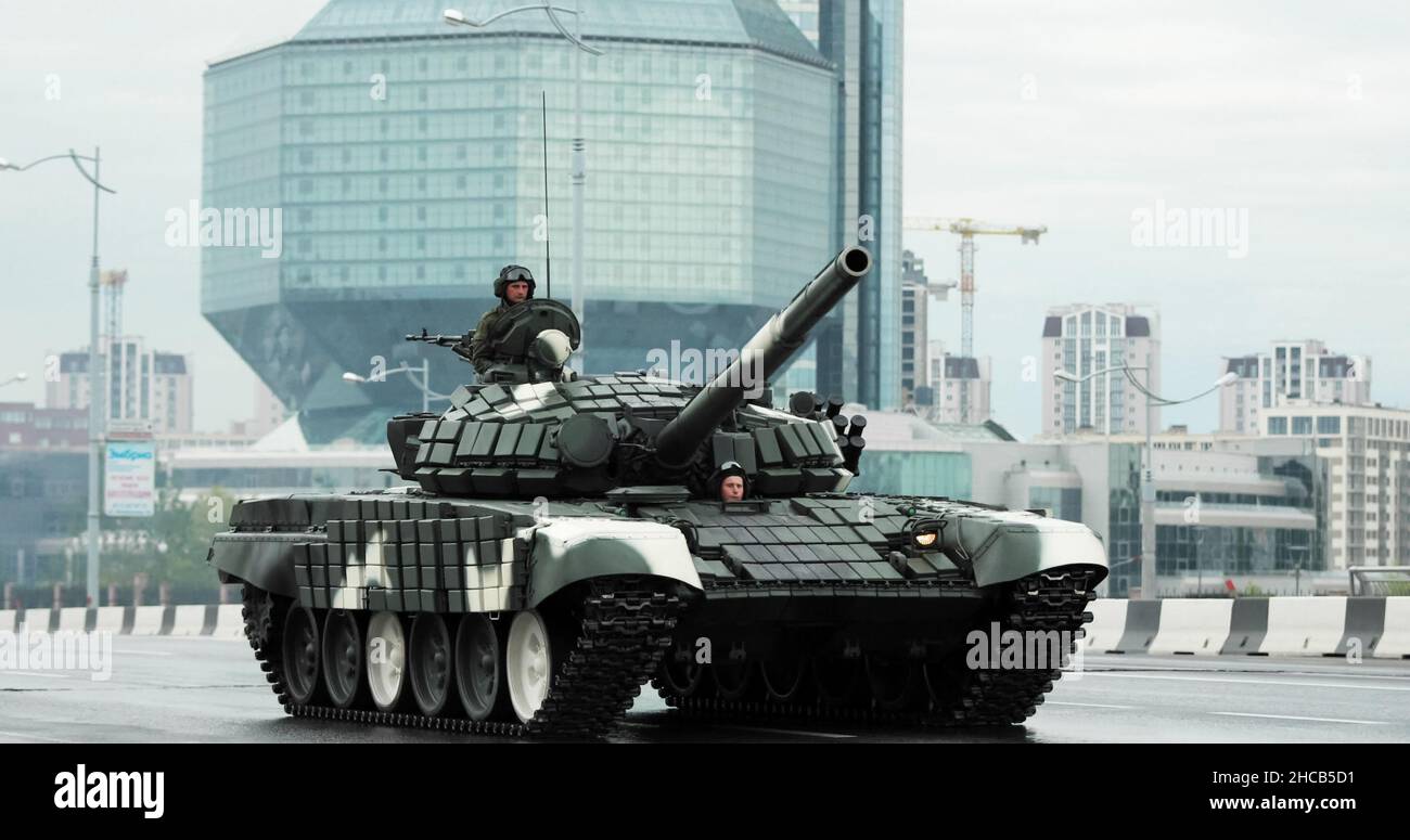 Minsk, Bielorussia. Carri armati militari in movimento vicino alla Biblioteca Nazionale di B. Foto Stock