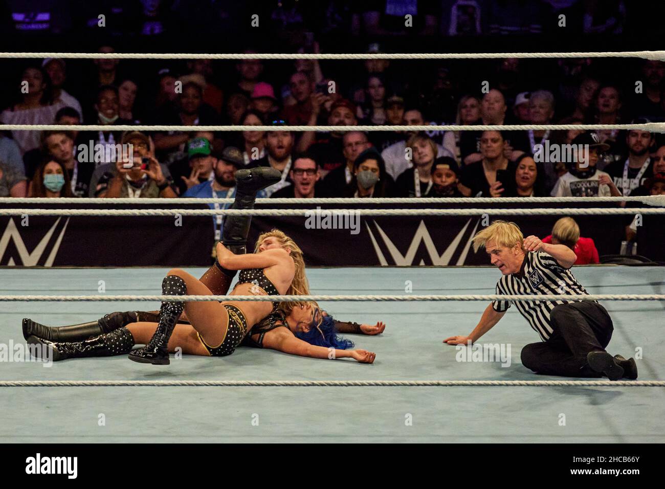 Tampa, Florida, Stati Uniti. 26th dic. 2021. Sasha Banks vs Charlotte Flair durante la lotta WWE all'Amalie Arena. Credit: Yaroslav Sabitov/YES Market Media/Alamy Live News Foto Stock