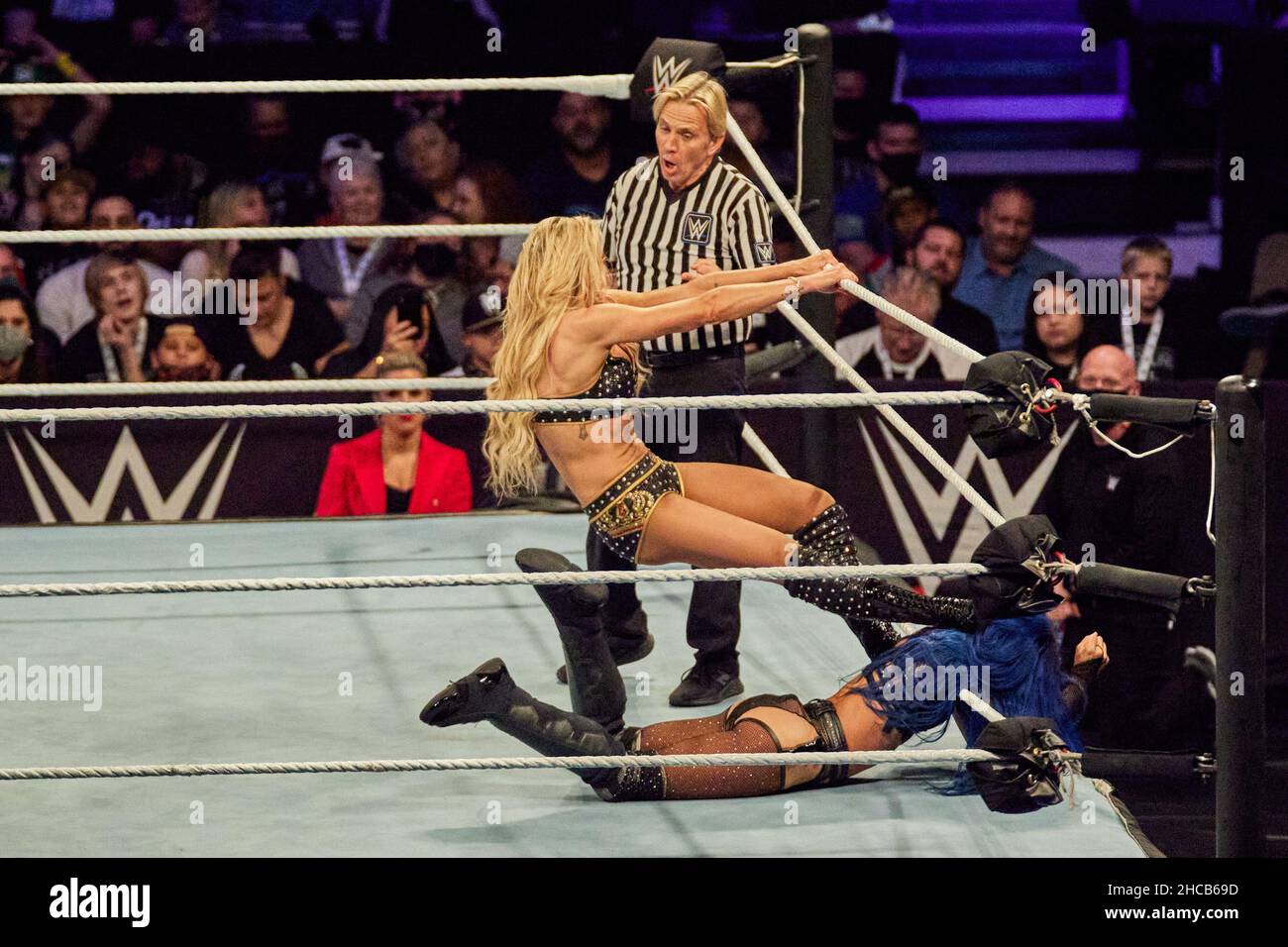 Tampa, Florida, Stati Uniti. 26th dic. 2021. Sasha Banks vs Charlotte Flair durante la lotta WWE all'Amalie Arena. Credit: Yaroslav Sabitov/YES Market Media/Alamy Live News Foto Stock