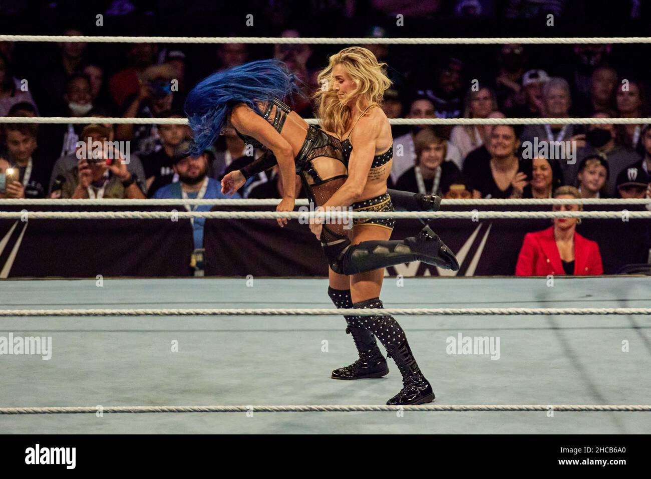 Tampa, Florida, Stati Uniti. 26th dic. 2021. Sasha Banks vs Charlotte Flair durante la lotta WWE all'Amalie Arena. Credit: Yaroslav Sabitov/YES Market Media/Alamy Live News Foto Stock