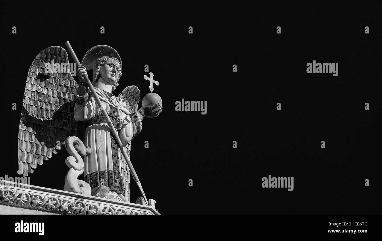 San Michele Arcangelo sconfigge il Drago, una statua medievale del XIII secolo sulla sommità della Chiesa di San Michele a Lucca (bianco e nero con copia spac Foto Stock