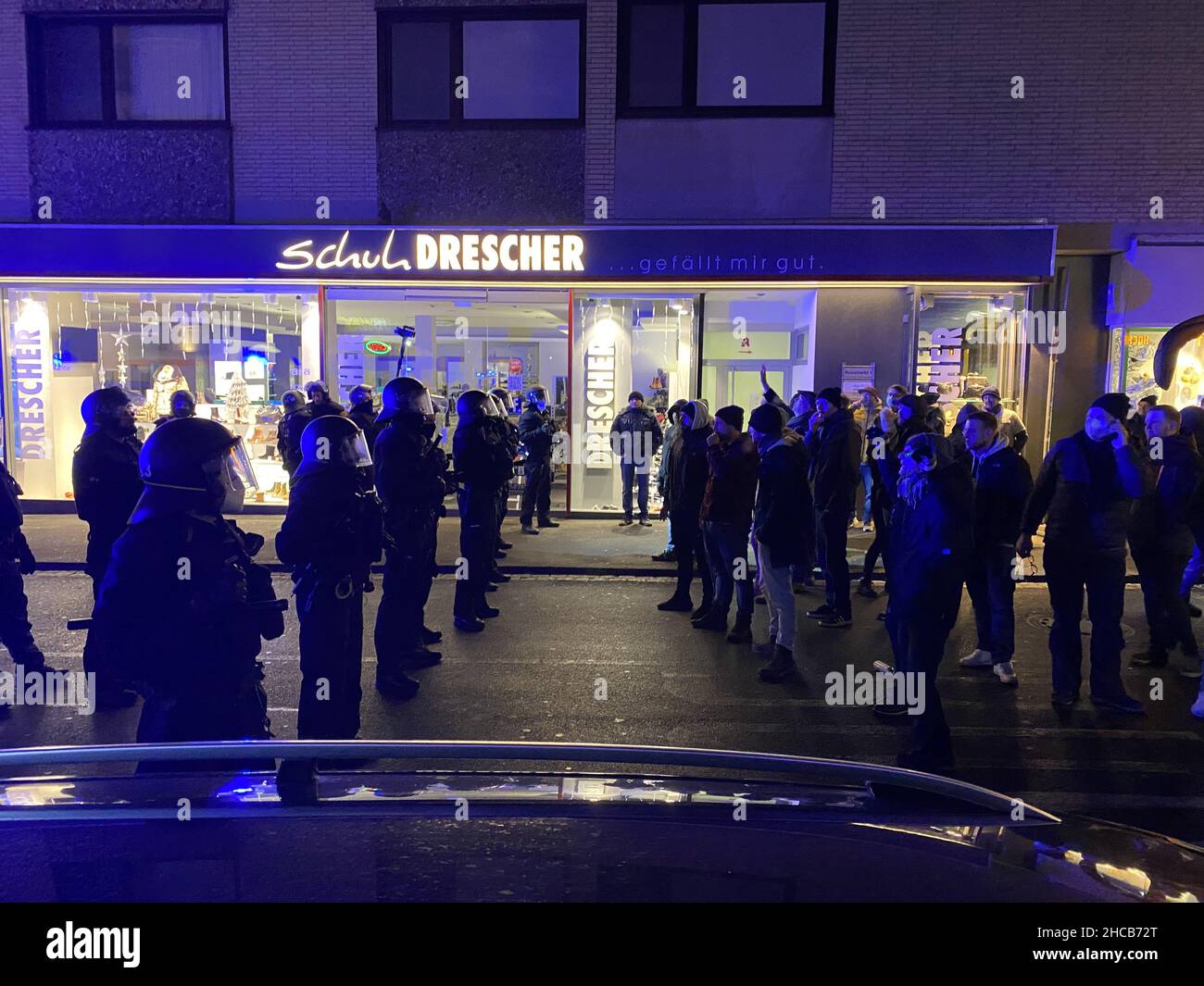 Schweinfurt, Germania. 26th Dic 2021. I partecipanti di una manifestazione contro le misure di Corona e gli ufficiali di polizia si affrontano a vicenda. Diverse persone sono state ferite durante la protesta. (Al dpa 'partecipanti alla violenta protesta Corona in tribunale') Credit: Josef Lamber/Main-Post/dpa/Alamy Live News Foto Stock
