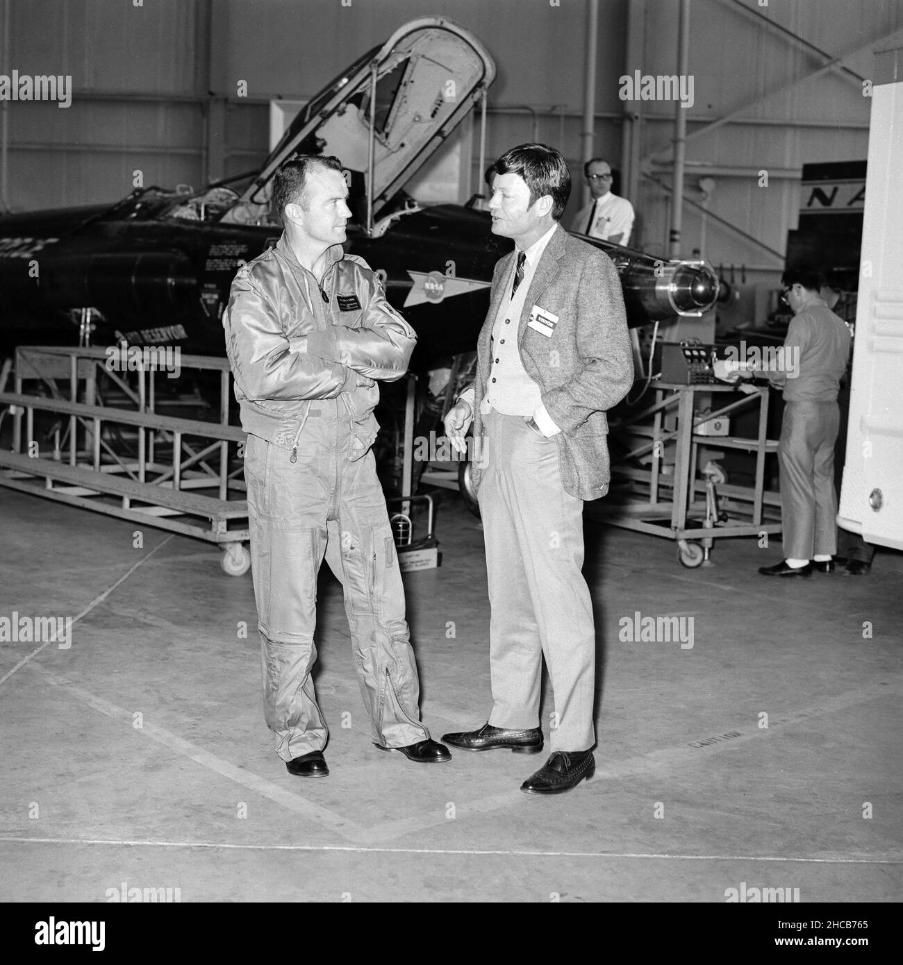 Il membro del cast della serie televisiva 1960s Star Trek, il Chief Medical Officer Leonard ‘Bones’ McCoy, interpretato da DeForest Kelley, parla con Bill Dana, pilota della NASA X-15, di fronte a uno dei tre X-15 durante la visita al Centro di ricerca sul volo Dryden della NASA, ora Armstrong, nel 1967. Foto Stock