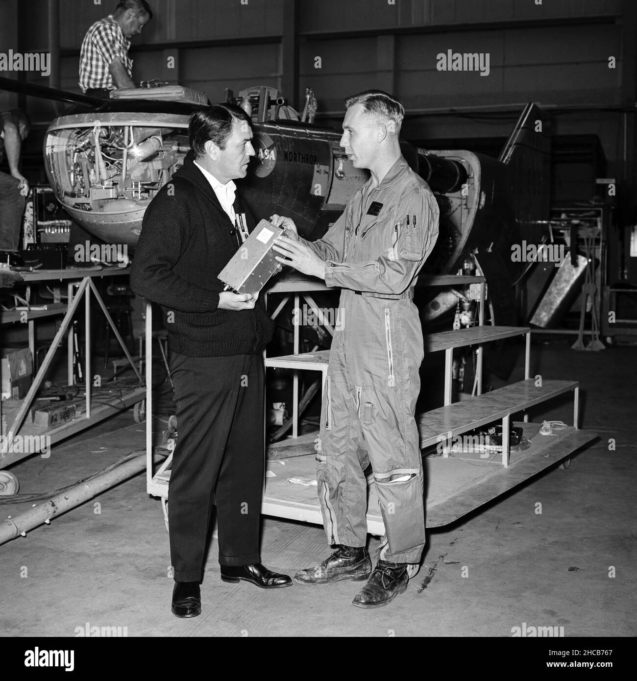 I membri del cast della serie televisiva Star Trek del 1960s visitano la NASA Dryden Flight Research Center, ora chiamata Armstrong, nel 1967. L’ingegnere capo della mostra Montgomery ‘Scotty’ Scott interpretato da James Doohan parla con il pilota della NASA Bruce Peterson. Foto Stock