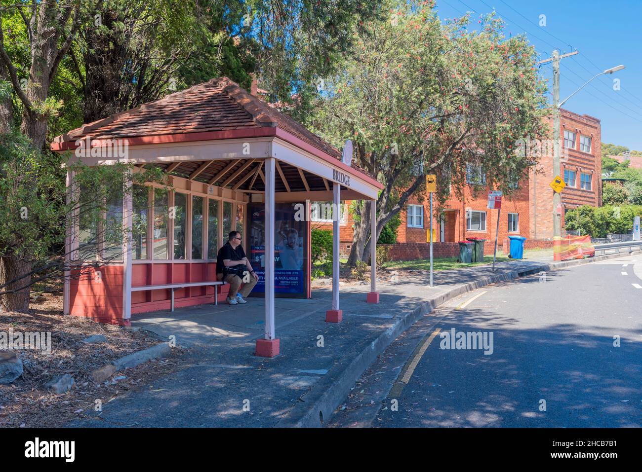 Una persona in attesa di un autobus al NUMERO BS001 del rifugio BUS DI NORTH SYDNEY chiama 'BRIDGE a causa della sua vicinanza al Log Gully Bridge a Cammeray, NSW Australia Foto Stock