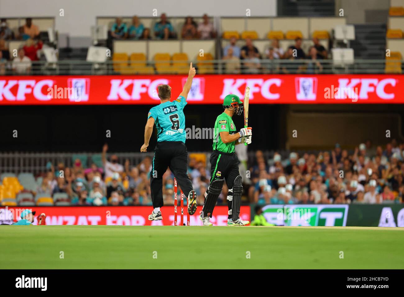 Brisbane, Regno Unito. 27th Dic 2021. Marcus Stoinis of the Melbourne Stars è catturato dietro, dopo una consegna da Mark Steketee del Brisbane Heat Credit: News Images /Alamy Live News Foto Stock