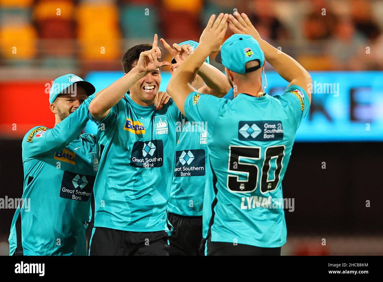 Brisbane, Regno Unito. 27th Dic 2021. Liam Guthrie of the Brisbane Heat respinge Joe Burns of the Melbourne Stars a Brisbane, Regno Unito il 12/27/2021. (Foto di Patrick Hoelscher/News Images/Sipa USA) Credit: Sipa USA/Alamy Live News Foto Stock