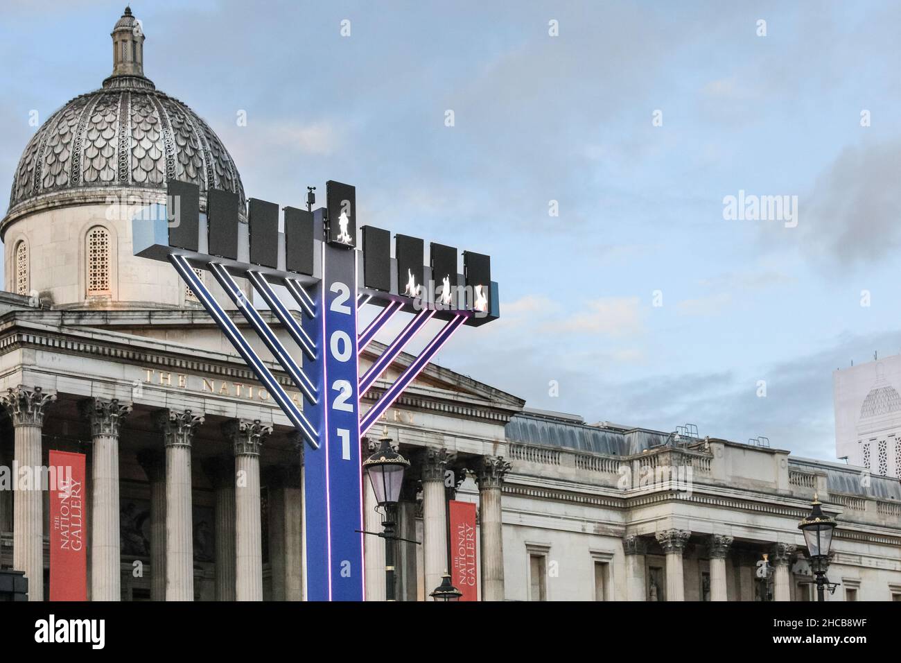 Il Menorah di fronte alla National Gallery a Trafalgar Square, per celebrare Hanukkah (Chanukah), il Festival ebraico della luce, Londra, Regno Unito Foto Stock