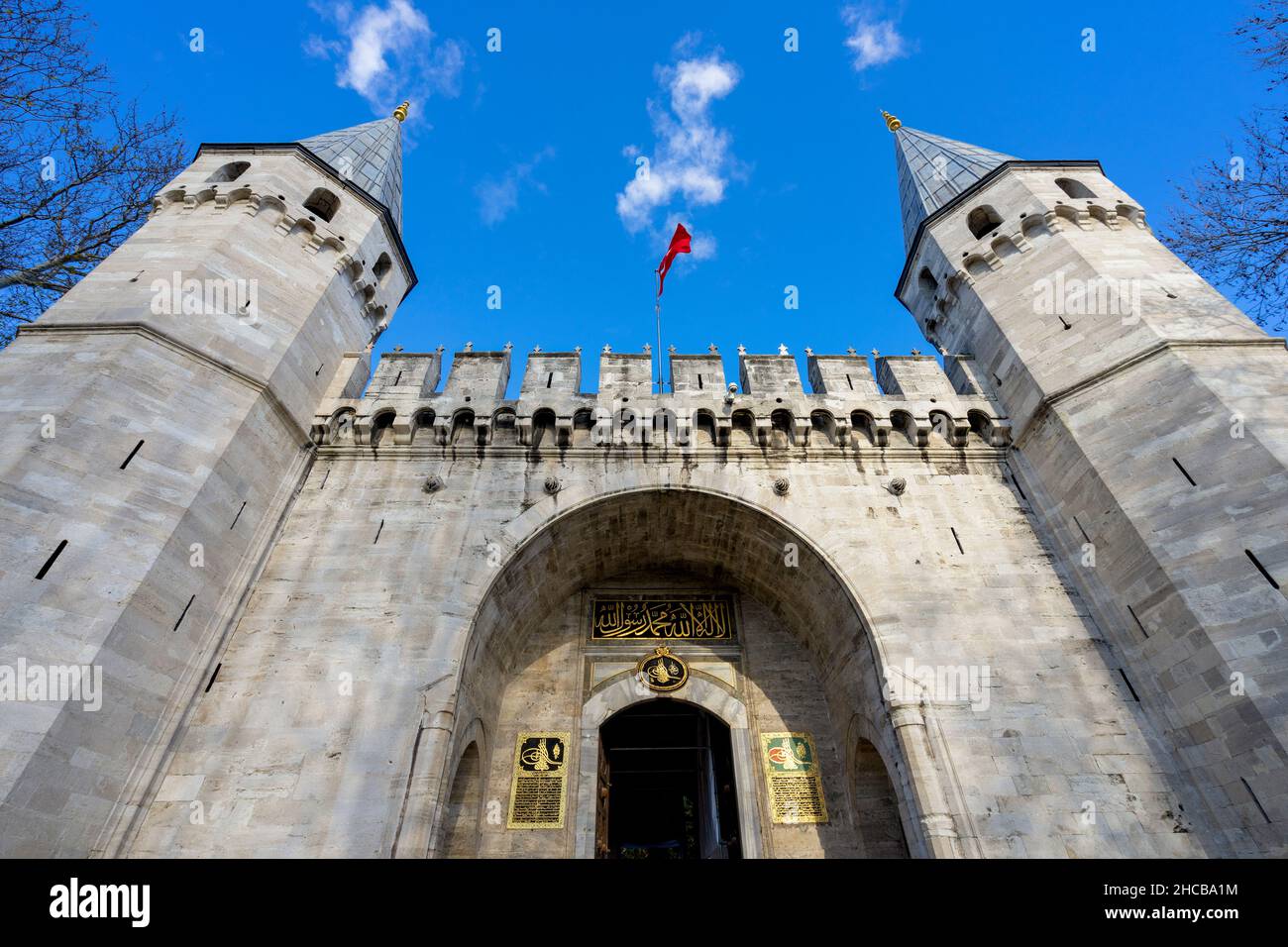 Vista frontale grandangolare classica dell'antico Palazzo Topkapi di Istanbul. Foto Stock