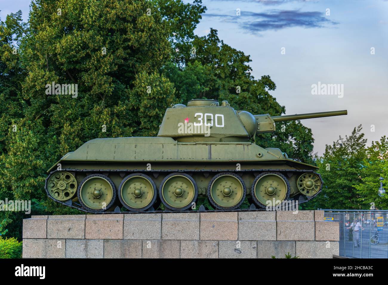 T-34 serbatoio medio, utilizzato dall'esercito rosso durante la seconda guerra mondiale, introdotto nel 1940, Soviet War Memorial a Berlino, Germania. Foto Stock