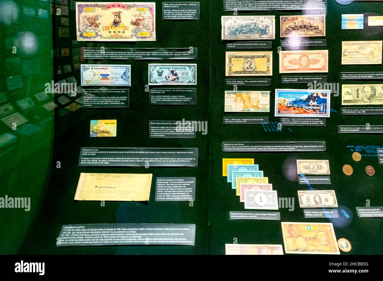 Diversi soldi di carta e monete visto nel Museo 'Banco do Brasil' o Banca del Brasile. Il luogo famoso e l'attrazione turistica mostra la storia del Foto Stock
