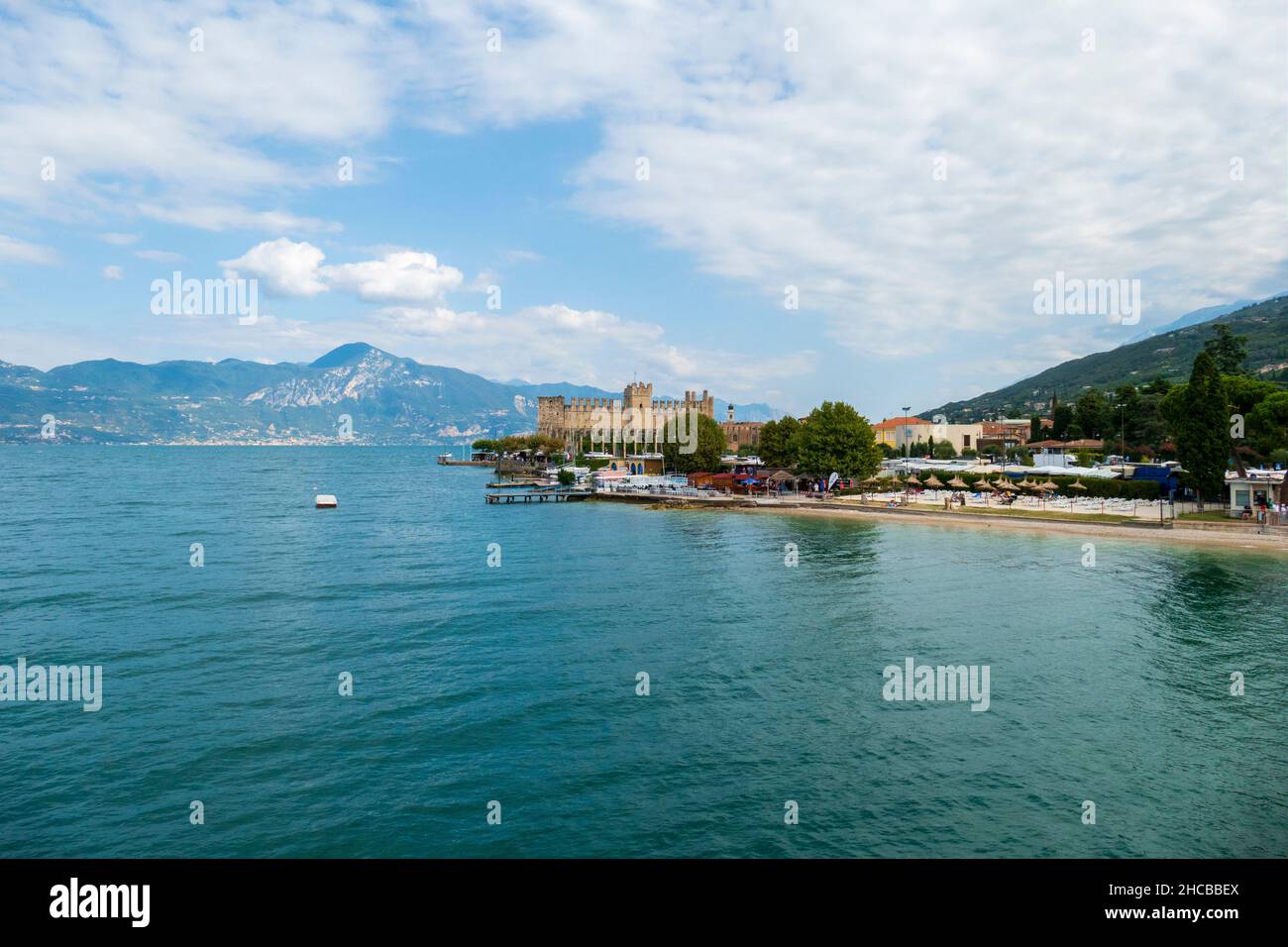 Blick auf Torri del Benaco mit der Skaligerburg am Gardasee Foto Stock