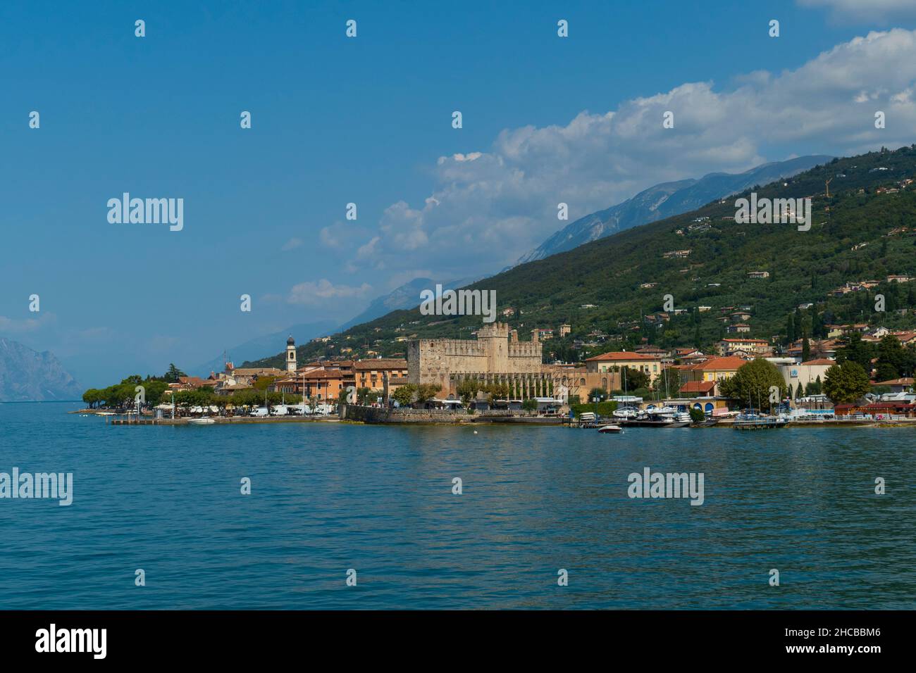 Blick auf Torri del Benaco mit der Skaligerburg am Gardasee Foto Stock