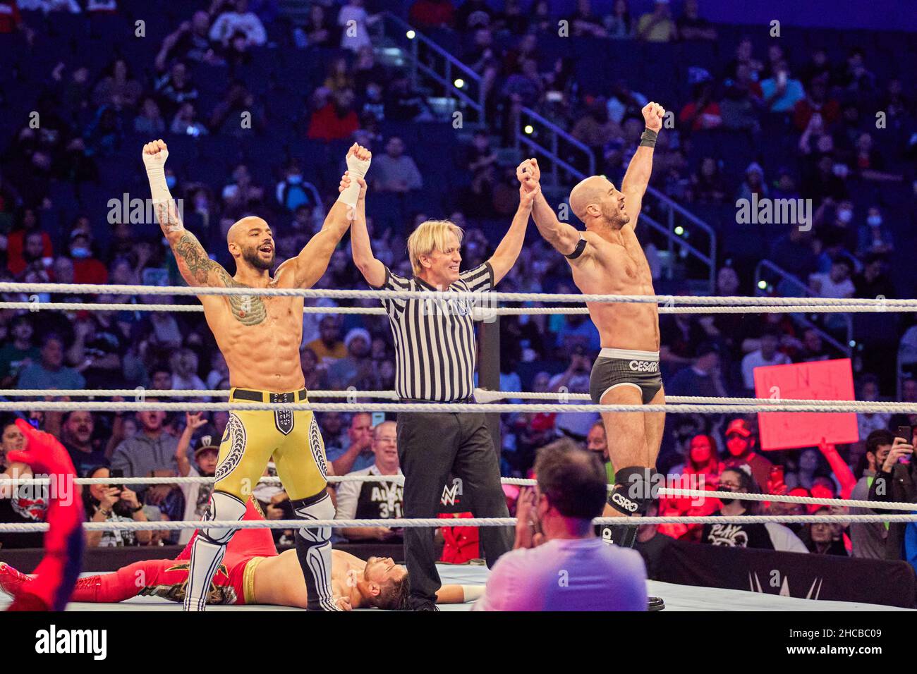 Tampa, Florida, Stati Uniti. 26th dic. 2021. I Vichinghi Raiders vs Cesaro vs Los Lotharios durante la lotta WWE all'Amalie Arena. Credit: Yaroslav Sabitov/YES Market Media/Alamy Live News Foto Stock