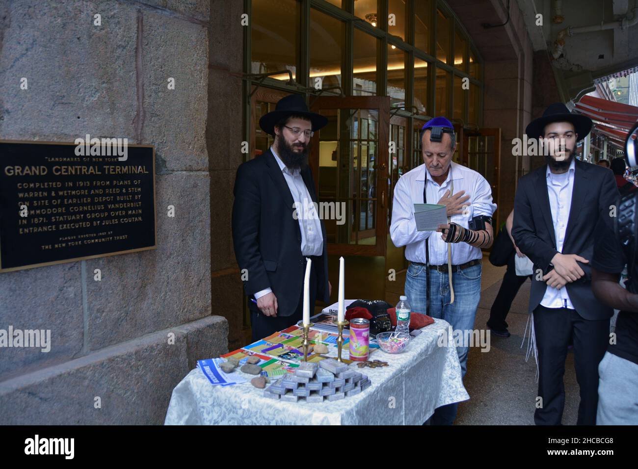 Ragazzi ebrei ortodossi di Chabad che si rivolgono e esortano gli ebrei a pregare indossando tefillin. Alla Grand Central Station di Manhattan, N. Foto Stock
