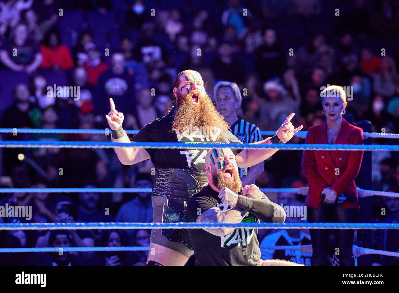 Tampa, Florida, Stati Uniti. 26th dic. 2021. I Vichinghi Raiders vs Cesaro vs Los Lotharios durante la lotta WWE all'Amalie Arena. Credit: Yaroslav Sabitov/YES Market Media/Alamy Live News Foto Stock