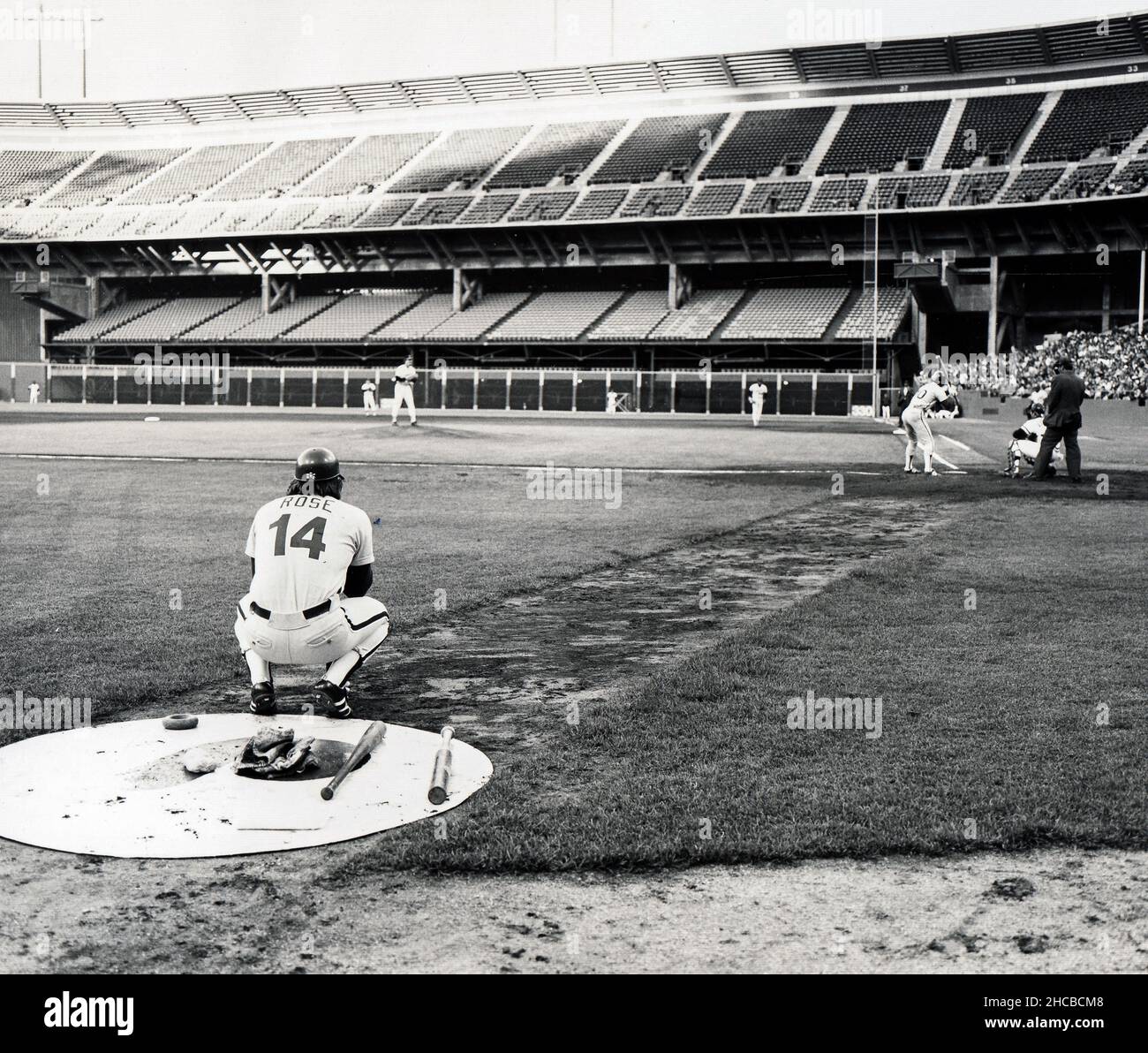Una vista posteriore di Pete Rose mentre attende per prendere il suo turno alla pratica di batting prima di una partita a Chavez Ravine a Los Angeles, California. Circa 1979. Foto Stock