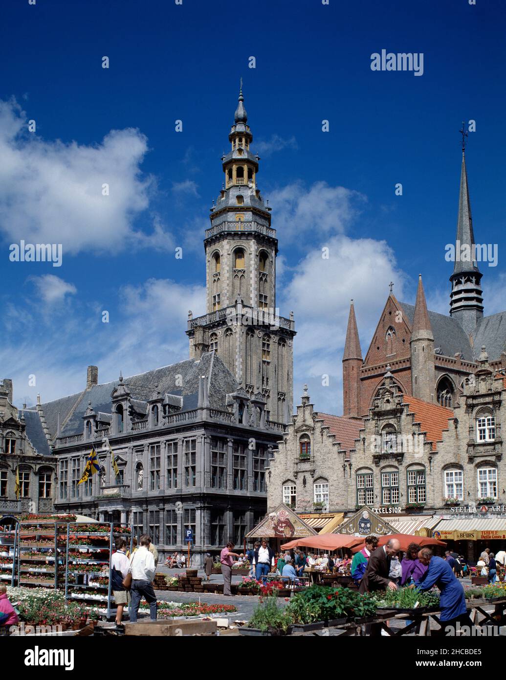 Belgio. Fiandre Occidentali. Veurne. Piazza del mercato con campanile storico. Foto Stock