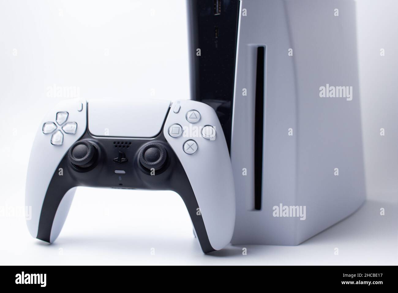 Sony PlayStation 5 e Gamepad. Foto studio. Foto Stock