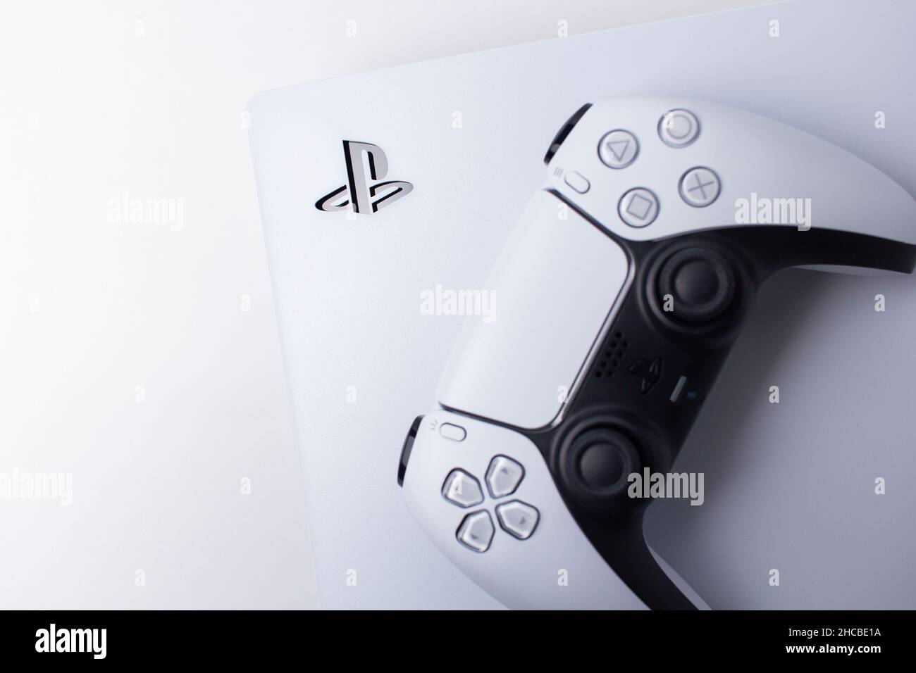 Sony PlayStation 5 e Gamepad. Foto studio. Foto Stock