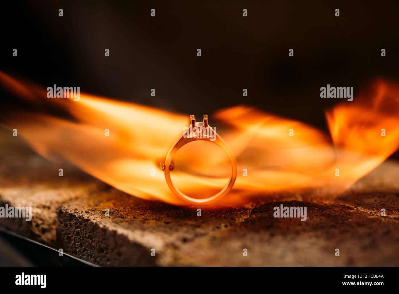 Gioielliere femmina che fa anello d'argento usando l'attrezzatura in officina Foto Stock