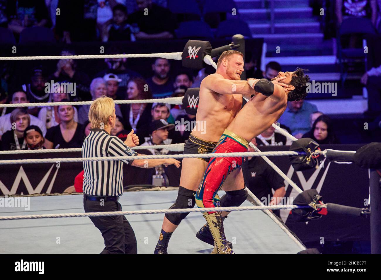 Tampa, Florida, Stati Uniti. 26th dic. 2021. Ridge Holland vs Mansoor durante la lotta WWE all'Amalie Arena. Credit: Yaroslav Sabitov/YES Market Media/Alamy Live News Foto Stock