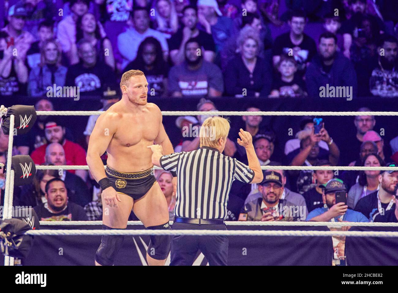 Tampa, Florida, Stati Uniti. 26th dic. 2021. Ridge Holland vs Mansoor durante la lotta WWE all'Amalie Arena. Credit: Yaroslav Sabitov/YES Market Media/Alamy Live News Foto Stock