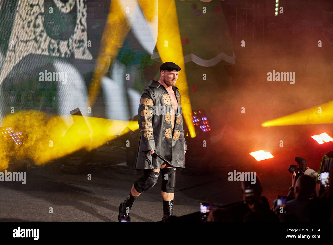 Tampa, Florida, Stati Uniti. 26th dic. 2021. Ridge Holland vs Mansoor durante la lotta WWE all'Amalie Arena. Credit: Yaroslav Sabitov/YES Market Media/Alamy Live News Foto Stock