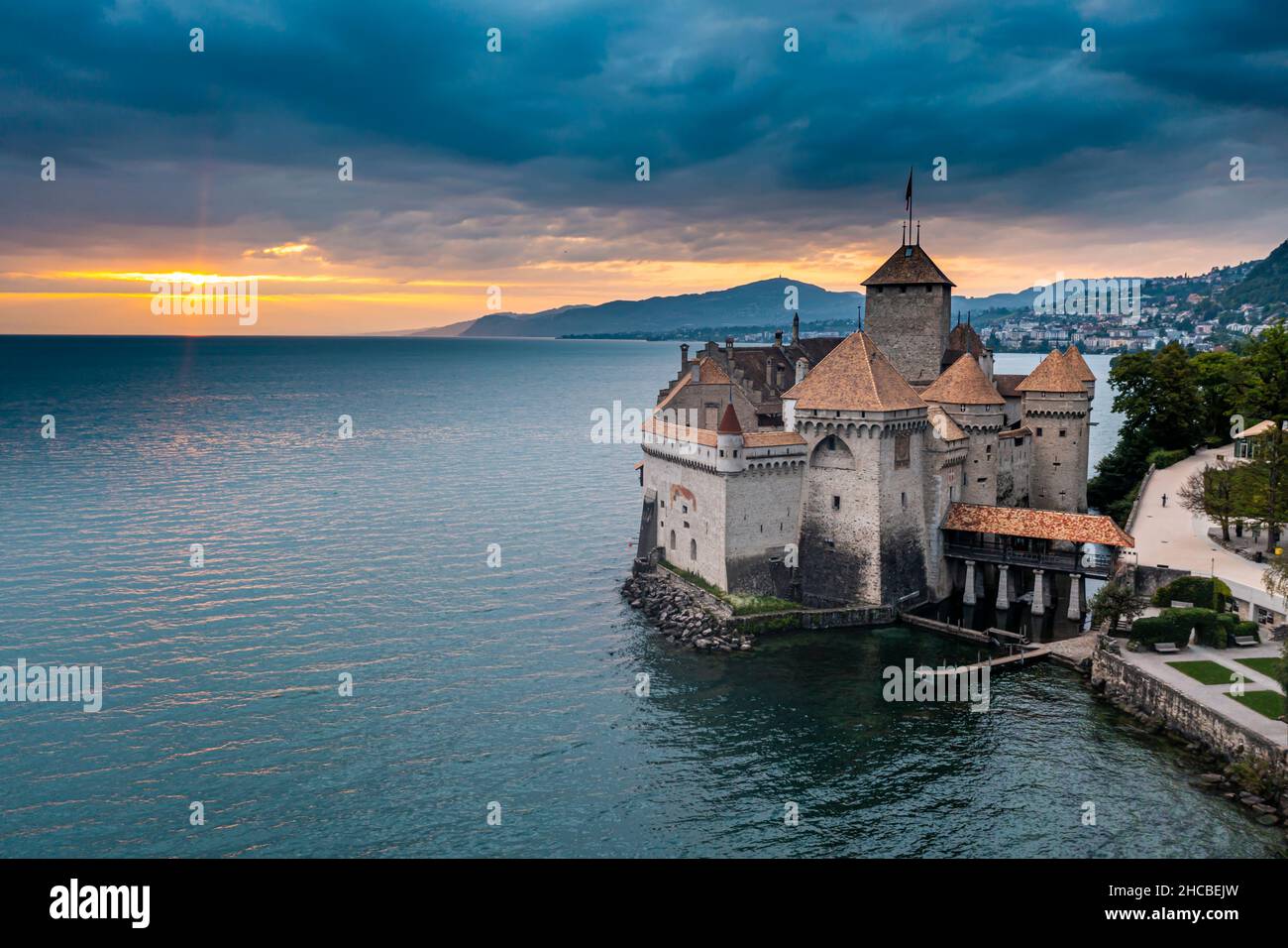 Svizzera, Canton Vaud, Veytaux, veduta aerea del Lago di Ginevra e Castello di Chillon al tramonto nuvoloso Foto Stock