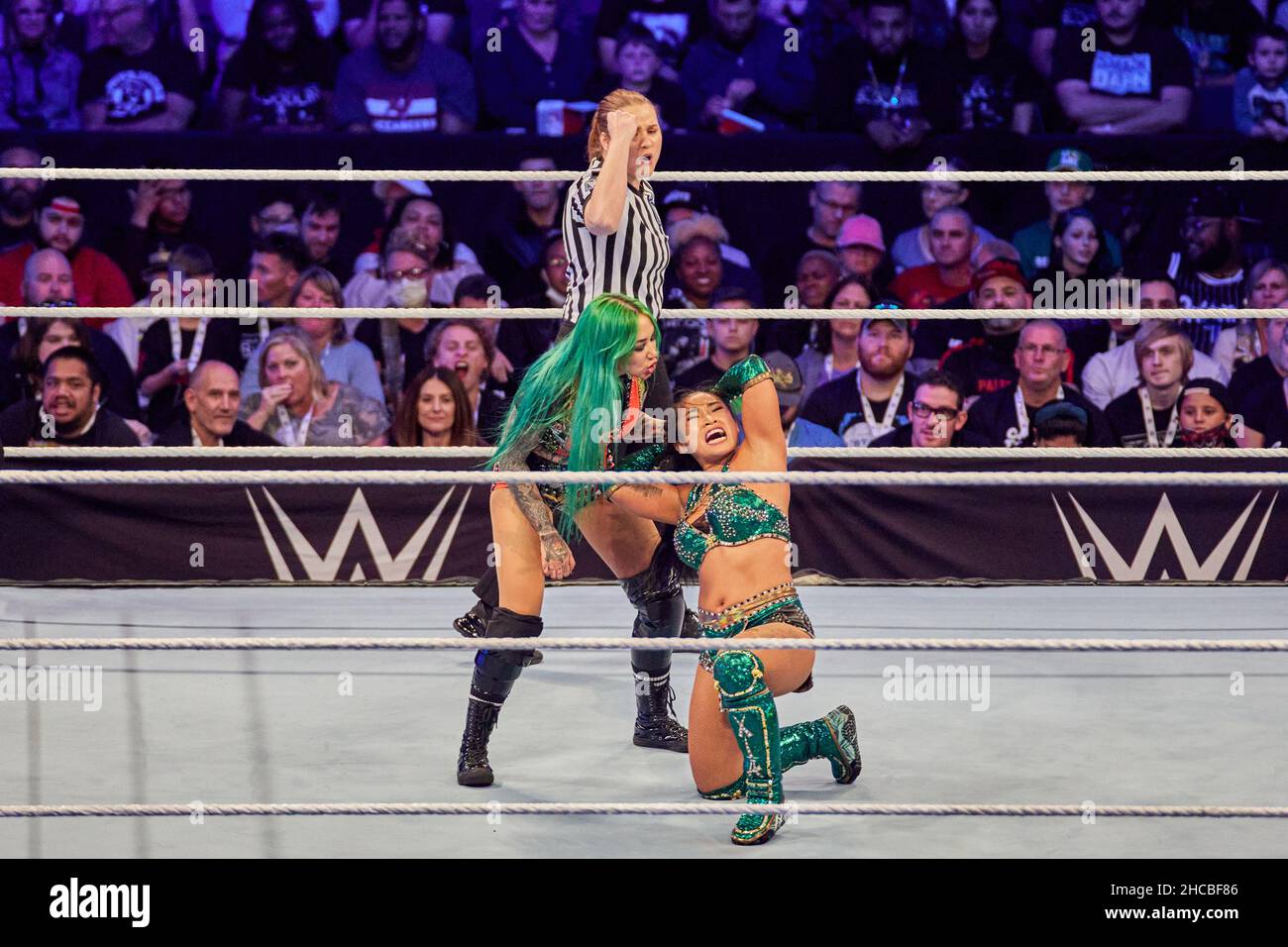 Tampa, Florida, Stati Uniti. 26th dic. 2021. Xia li vs Shotzi Blackheart durante la lotta WWE all'Amalie Arena. Credit: Yaroslav Sabitov/YES Market Media/Alamy Live News Foto Stock