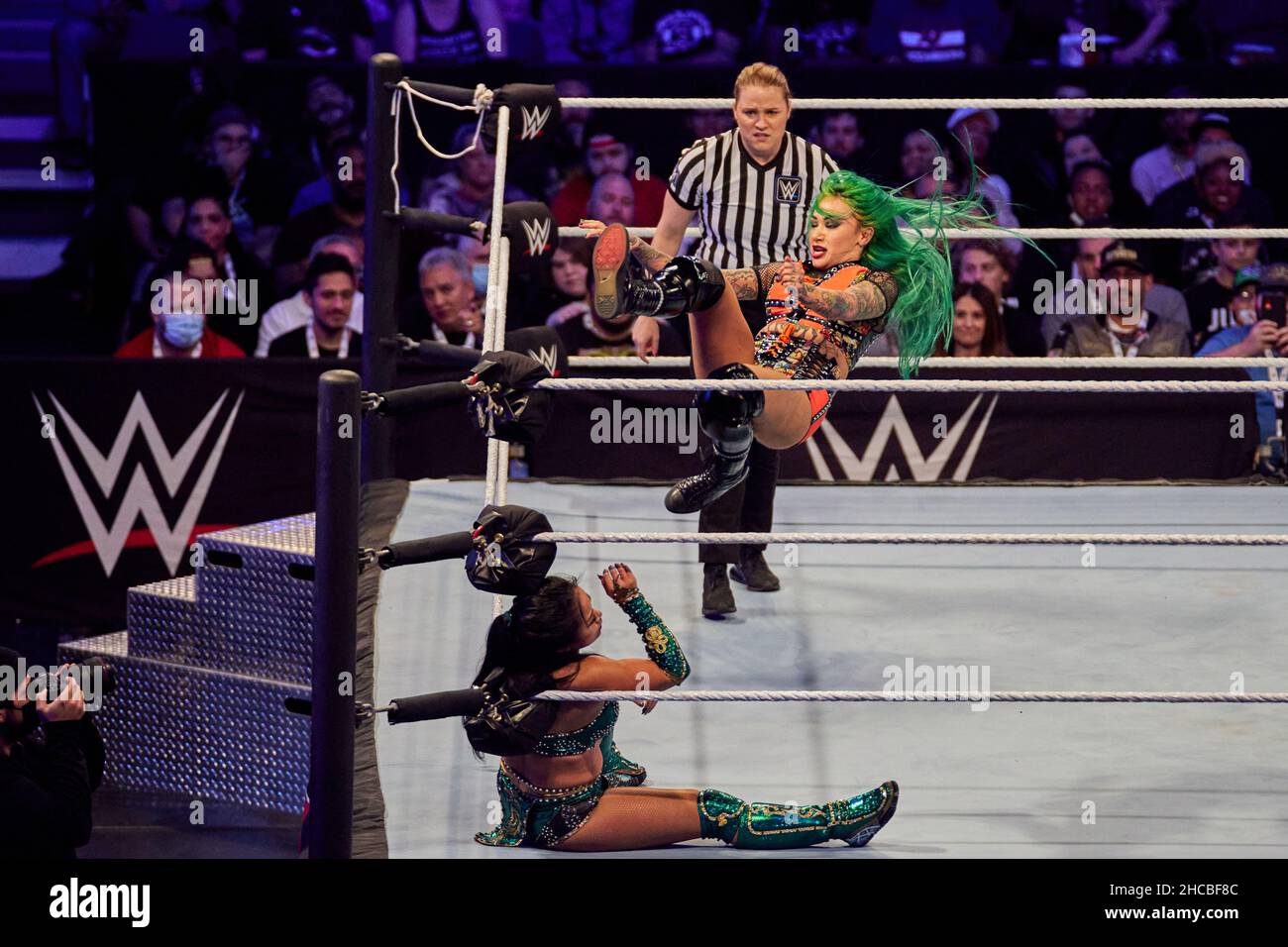 Tampa, Florida, Stati Uniti. 26th dic. 2021. Xia li vs Shotzi Blackheart durante la lotta WWE all'Amalie Arena. Credit: Yaroslav Sabitov/YES Market Media/Alamy Live News Foto Stock