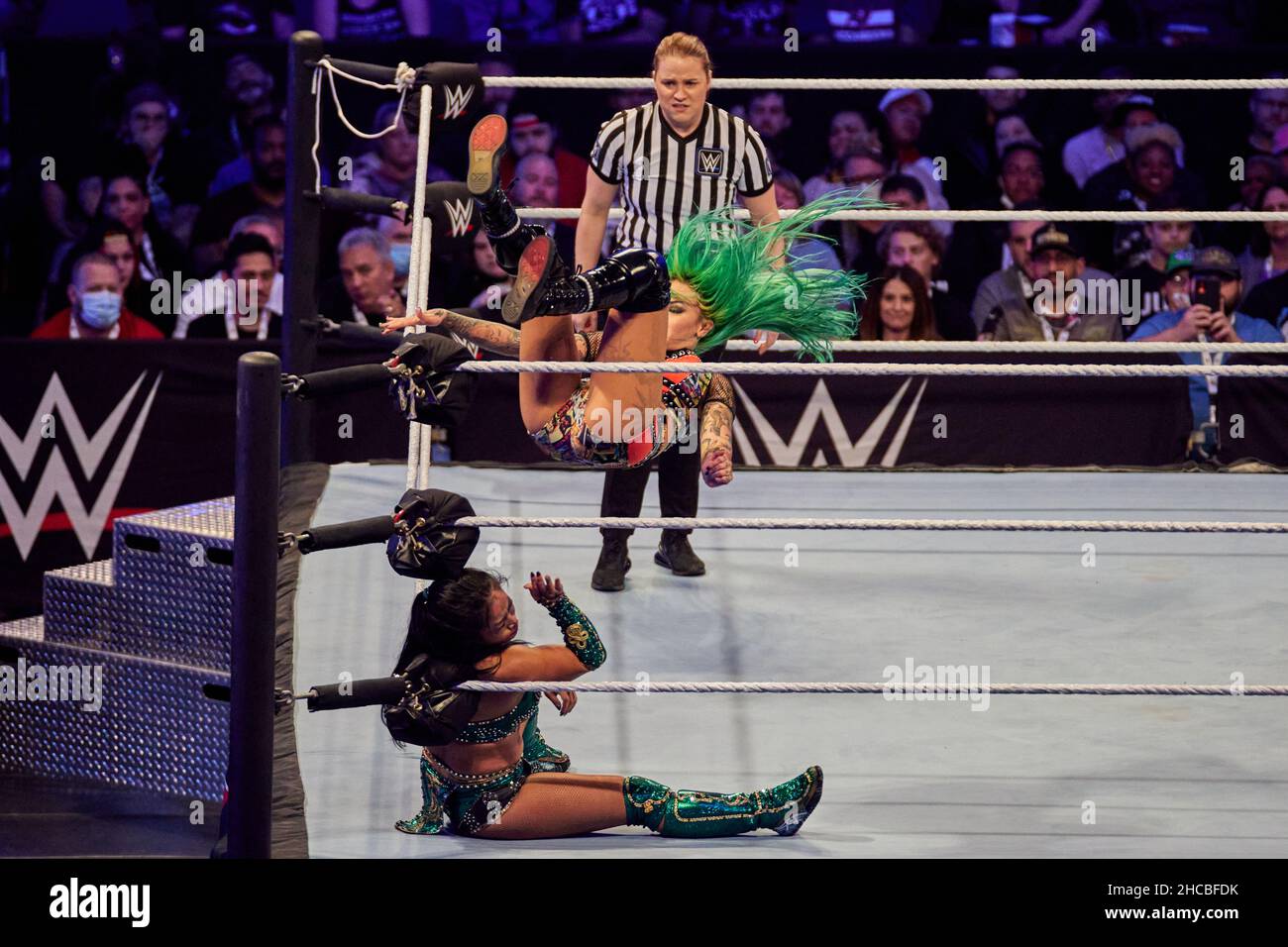 Tampa, Florida, Stati Uniti. 26th dic. 2021. Xia li vs Shotzi Blackheart durante la lotta WWE all'Amalie Arena. Credit: Yaroslav Sabitov/YES Market Media/Alamy Live News Foto Stock