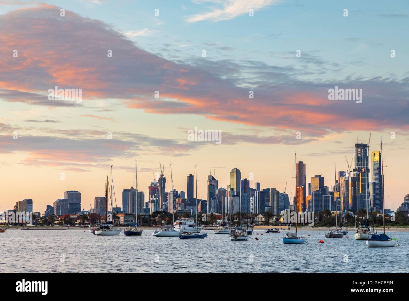Australia, Victoria, Melbourne, Sky sopra Saint Kilda Beach in estate Foto Stock