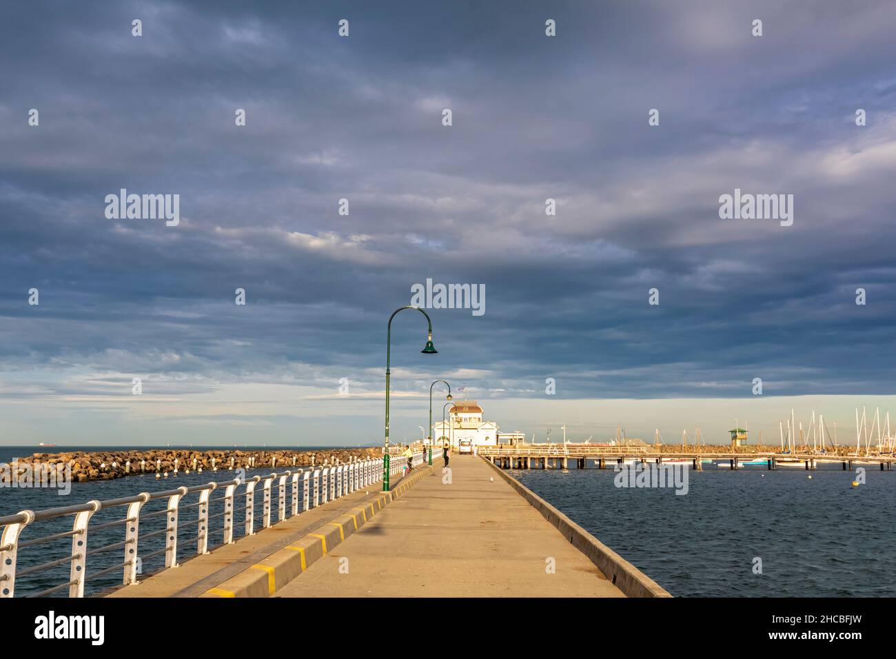 Australia, Victoria, Melbourne, nuvole sulla città costiera con barche che galleggiano in primo piano Foto Stock