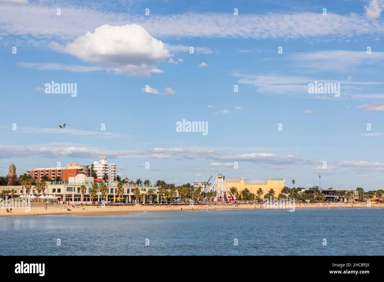 Australia, Victoria, Melbourne, nuvole di tempesta sulla facciata di Saint Kilda Pier Kiosk Foto Stock