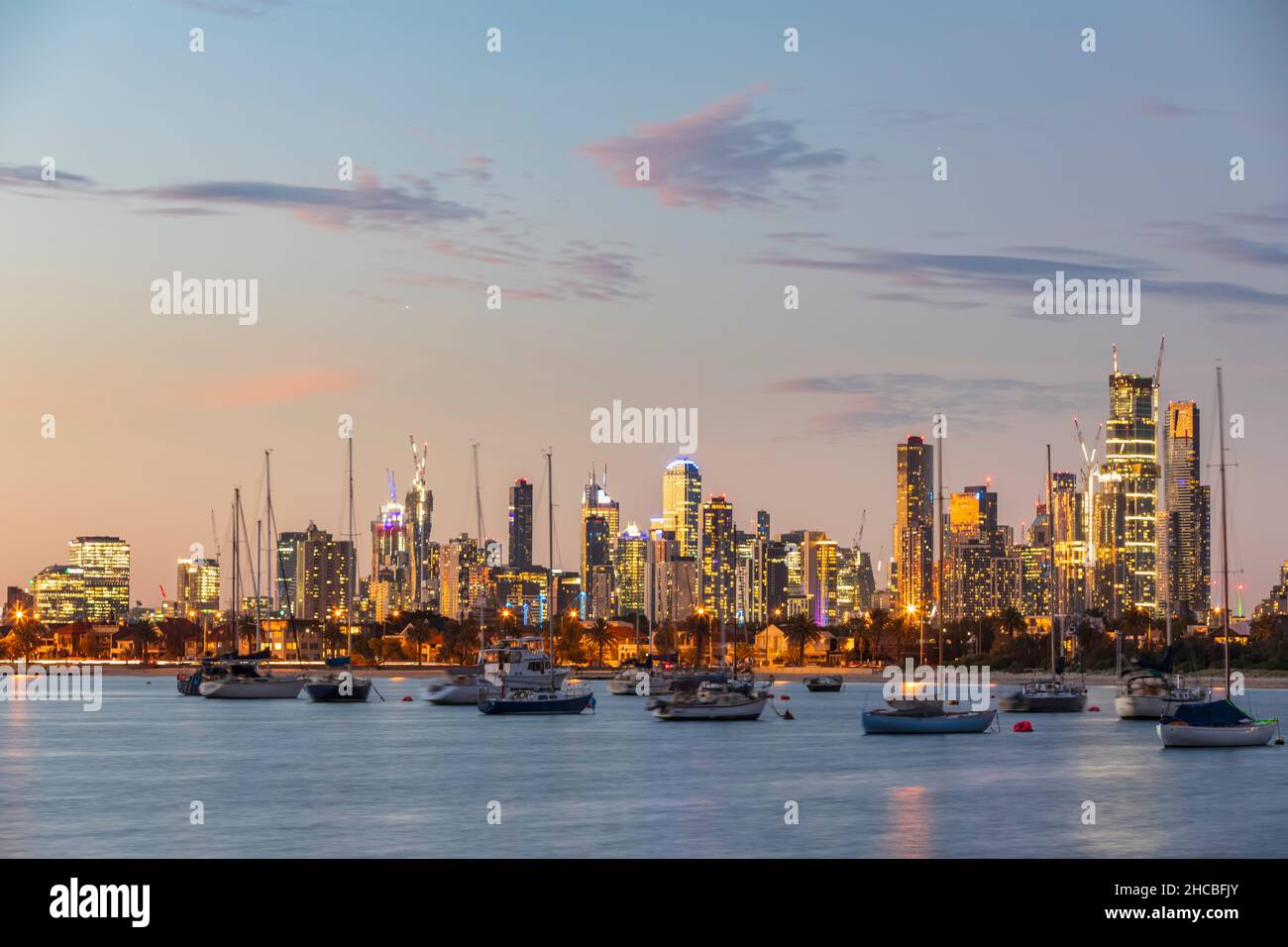 Australia, Victoria, Melbourne, nuvole su yacht galleggianti nel Royal Melbourne Yacht Squadron marina al tramonto Foto Stock