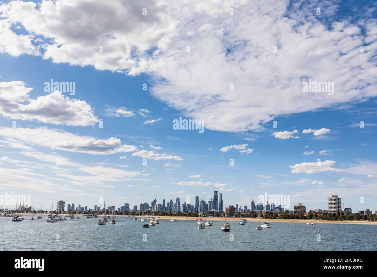 Australia, Victoria, Melbourne, Yachts galleggiano contro lo skyline della città al tramonto Foto Stock