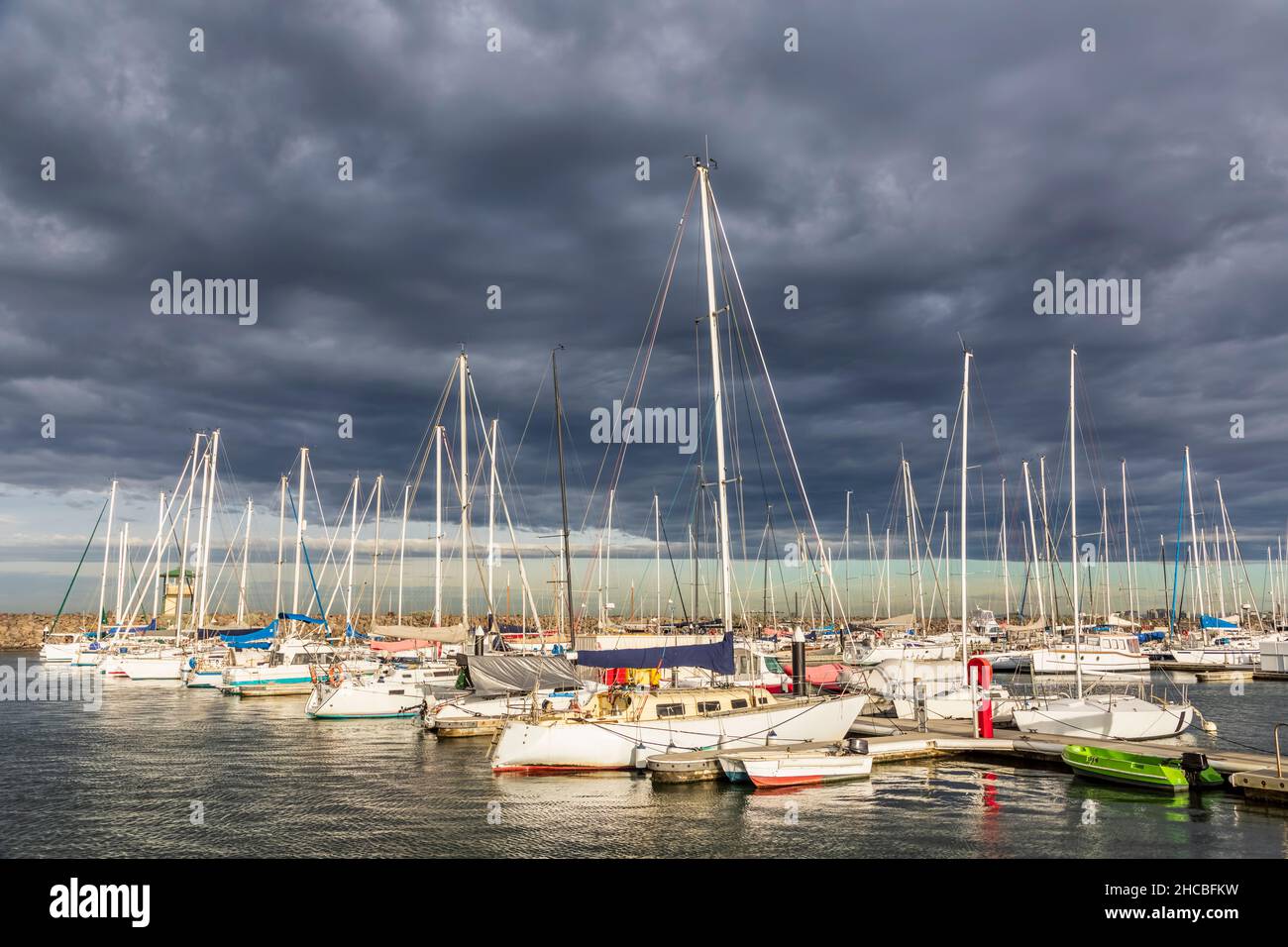 Australia, Victoria, Melbourne, nuvole sul molo di Saint Kilda al tramonto con lo skyline della città sullo sfondo Foto Stock