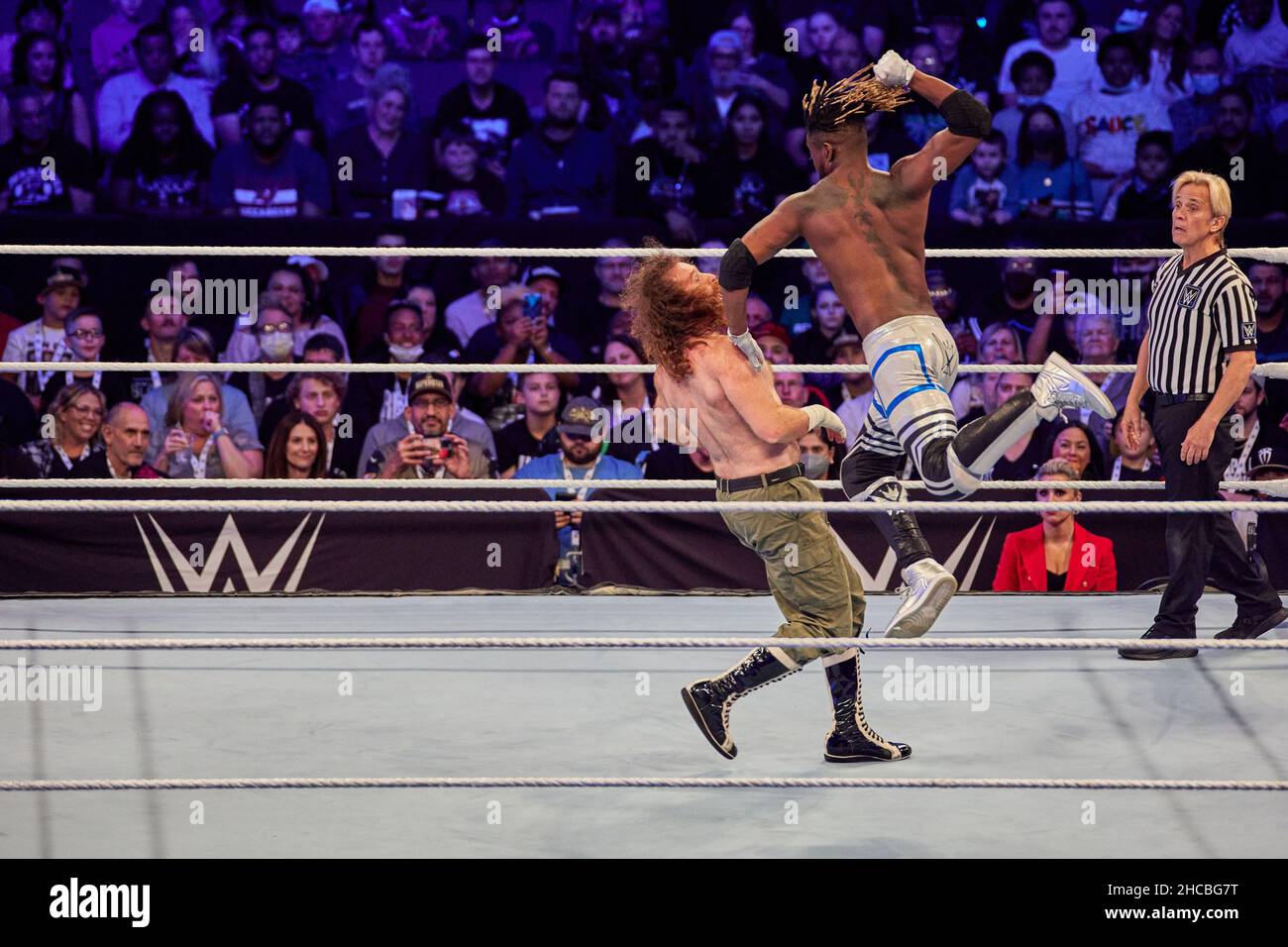 Tampa, Florida, Stati Uniti. 26th dic. 2021. Kofi Kingston vs Sami Zayn durante la lotta WWE all'Amalie Arena. Credit: Yaroslav Sabitov/YES Market Media/Alamy Live News Foto Stock