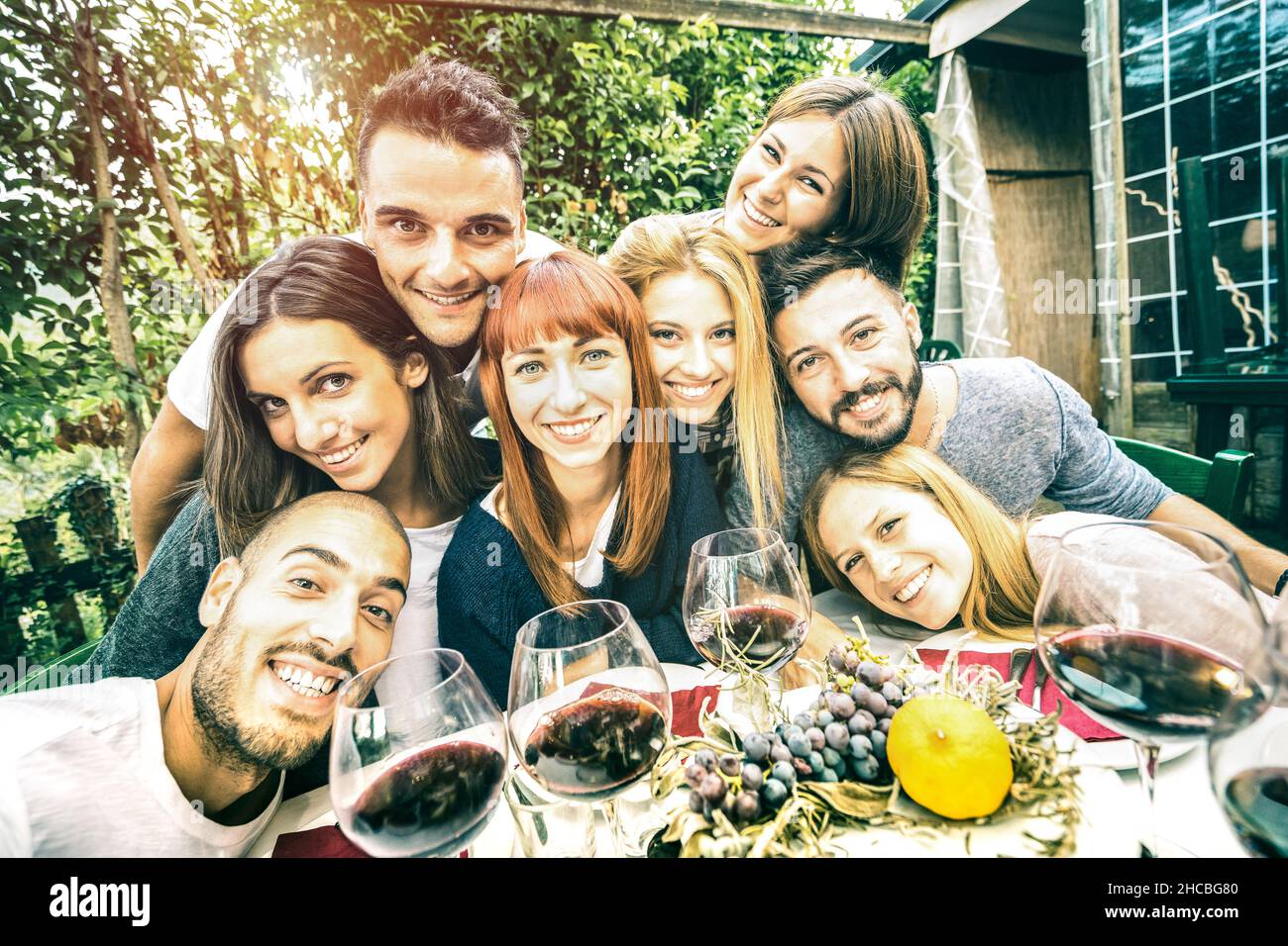 I migliori amici che prendono selfie a pranzo partito con volti sereni - concetto felice della gioventù con i giovani che si divertono insieme bevendo vino Foto Stock