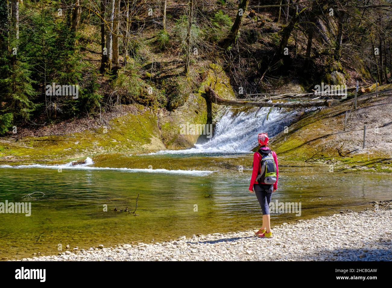 Backpacker in piedi al fiume Obere argen, Swabia, Baviera, Germania Foto Stock