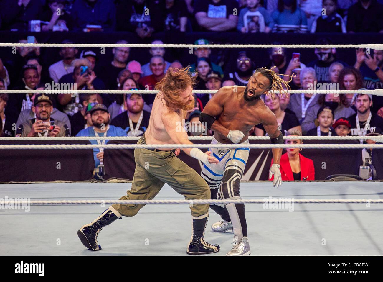 Tampa, Florida, Stati Uniti. 26th dic. 2021. Kofi Kingston vs Sami Zayn durante la lotta WWE all'Amalie Arena. Credit: Yaroslav Sabitov/YES Market Media/Alamy Live News Foto Stock