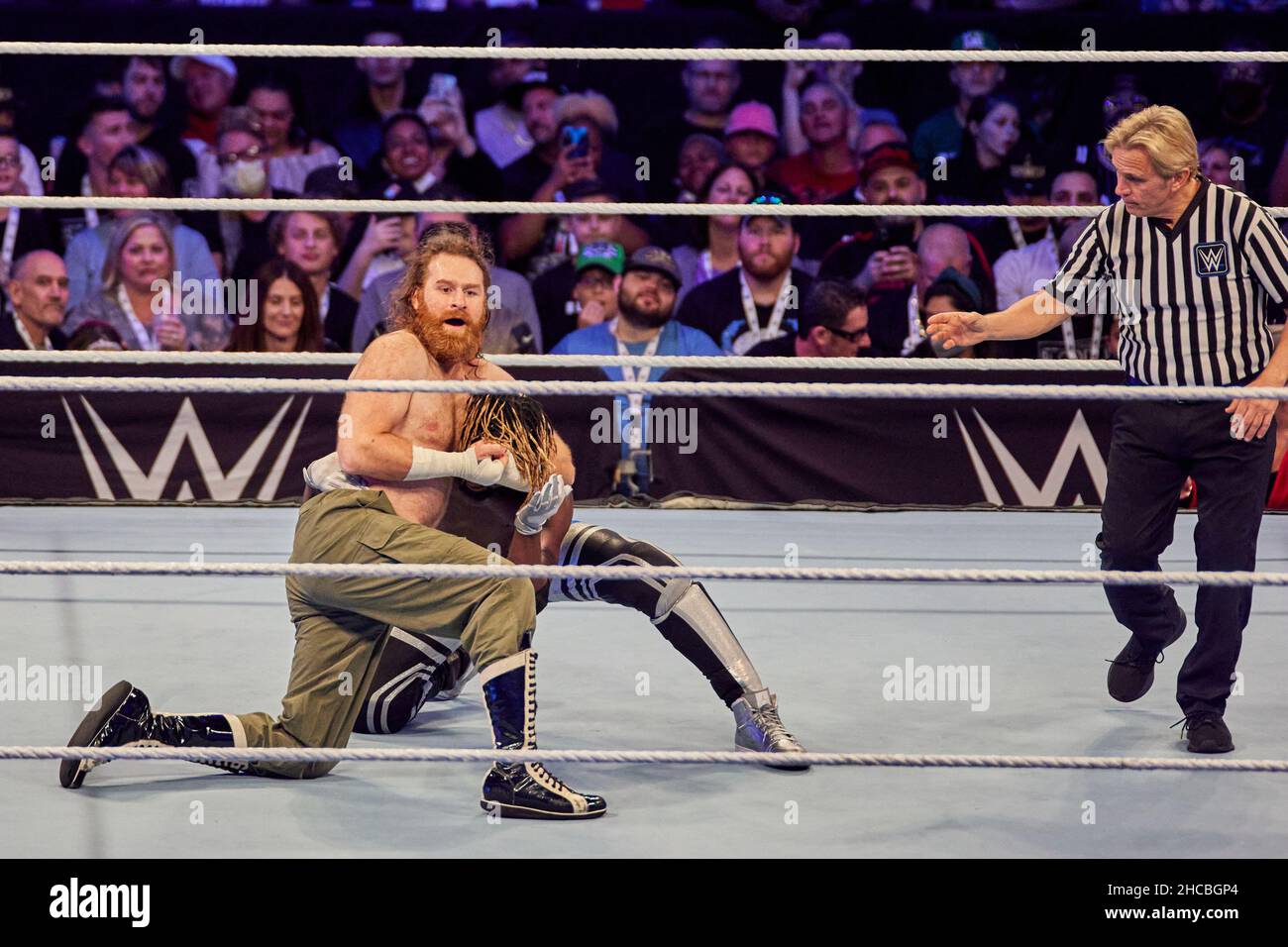 Tampa, Florida, Stati Uniti. 26th dic. 2021. Kofi Kingston vs Sami Zayn durante la lotta WWE all'Amalie Arena. Credit: Yaroslav Sabitov/YES Market Media/Alamy Live News Foto Stock