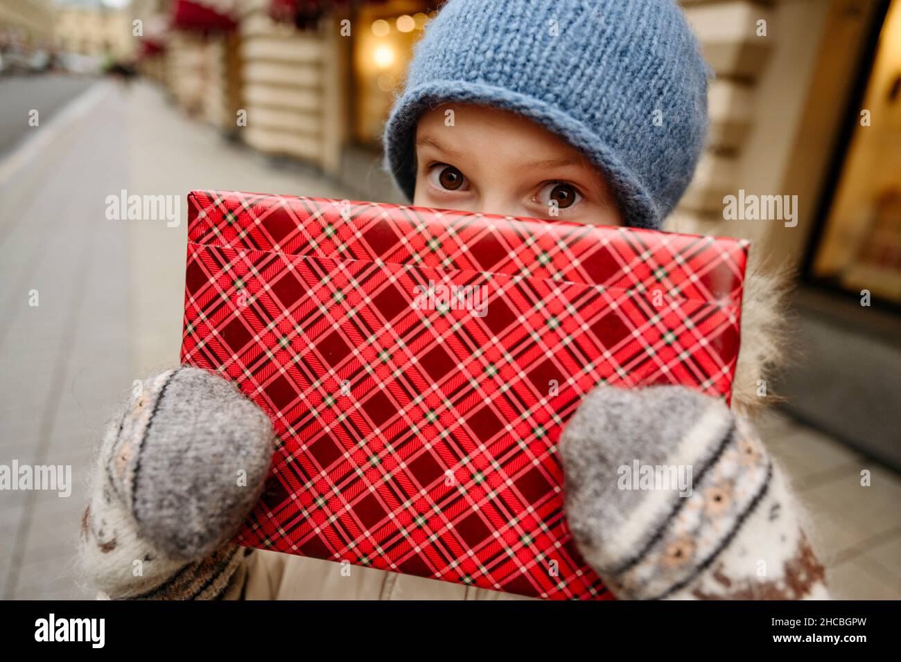 Sorridente padre e figlia che tengono regali di Natale in città Street Foto Stock