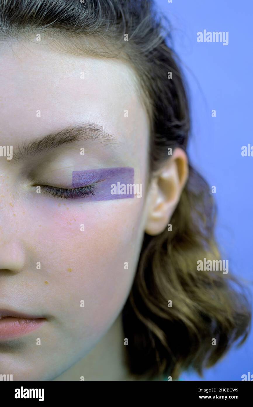 Ragazza adolescente con make-up ad occhio chiuso Foto Stock