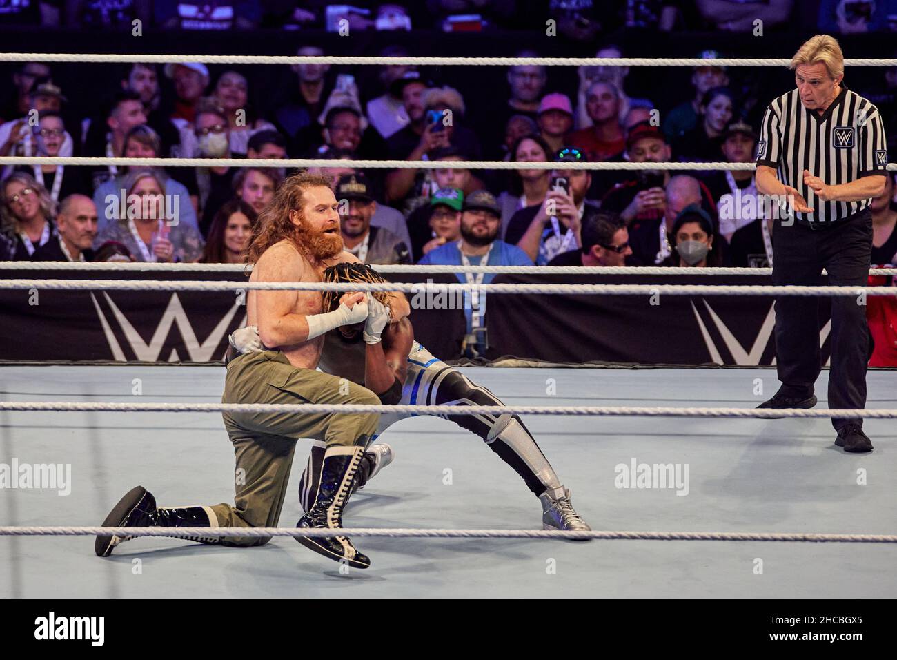 Tampa, Florida, Stati Uniti. 26th dic. 2021. Kofi Kingston vs Sami Zayn durante la lotta WWE all'Amalie Arena. Credit: Yaroslav Sabitov/YES Market Media/Alamy Live News Foto Stock