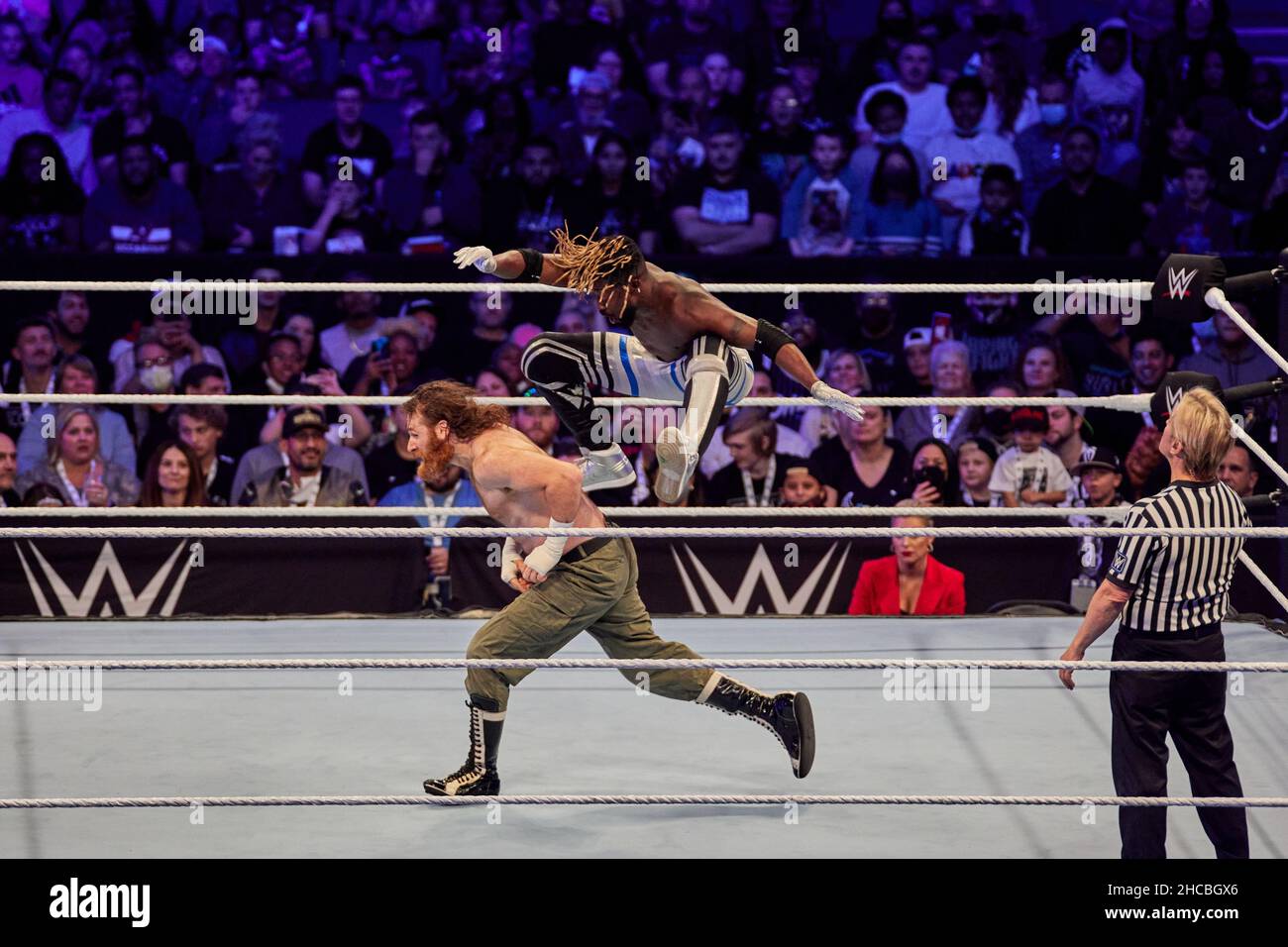 Tampa, Florida, Stati Uniti. 26th dic. 2021. Kofi Kingston vs Sami Zayn durante la lotta WWE all'Amalie Arena. Credit: Yaroslav Sabitov/YES Market Media/Alamy Live News Foto Stock