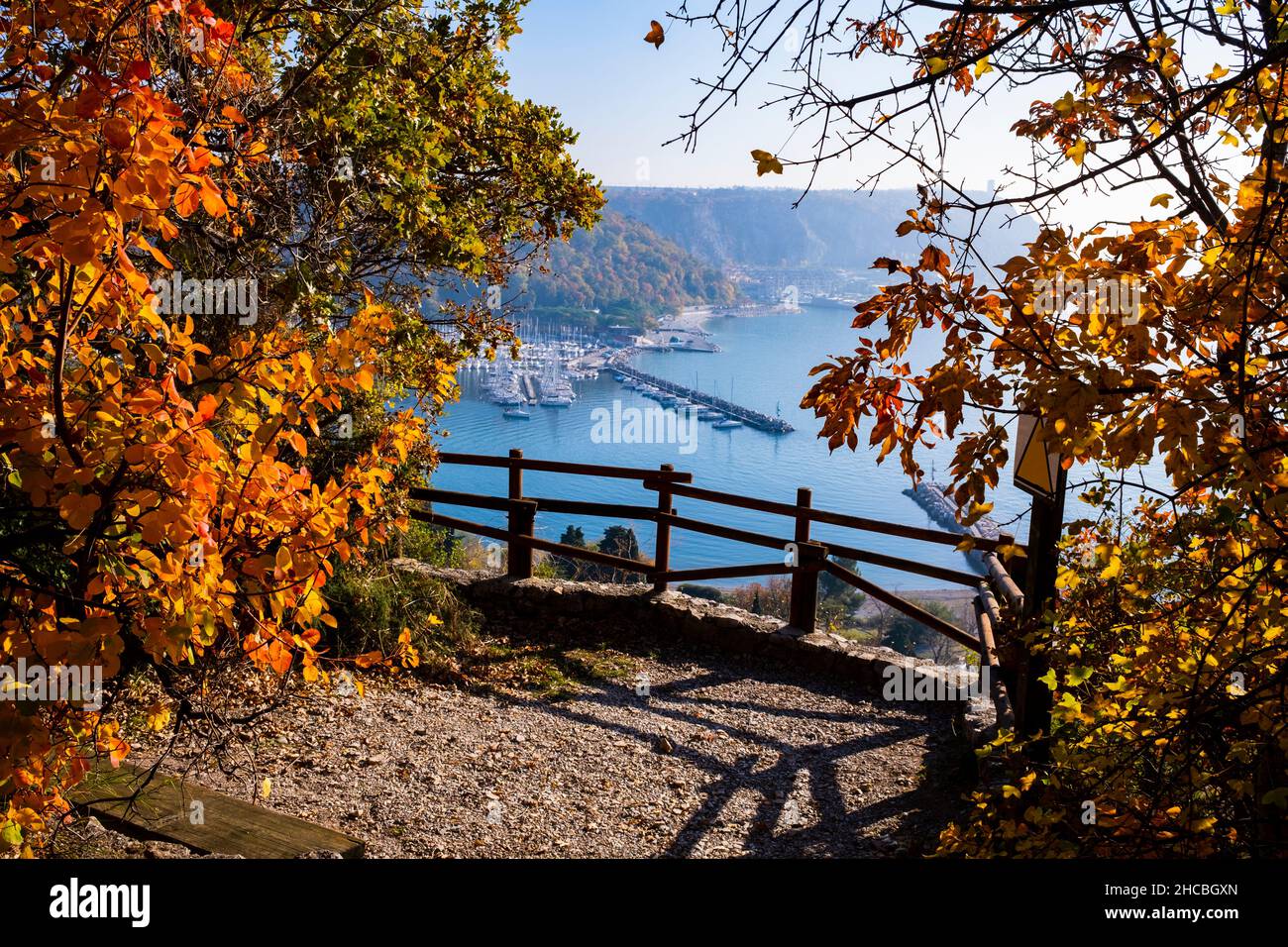Golfo di Trieste e le scogliere circostanti viste dal sentiero Rilke Foto Stock