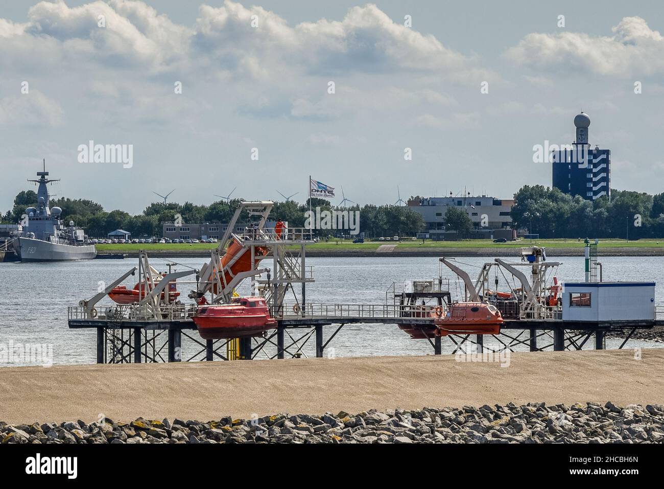 Den Helder, Paesi Bassi. Settembre 2021. Impianto di addestramento per velieri di sopravvivenza e barche di salvataggio nel porto di Den Helder. Foto di alta qualità Foto Stock